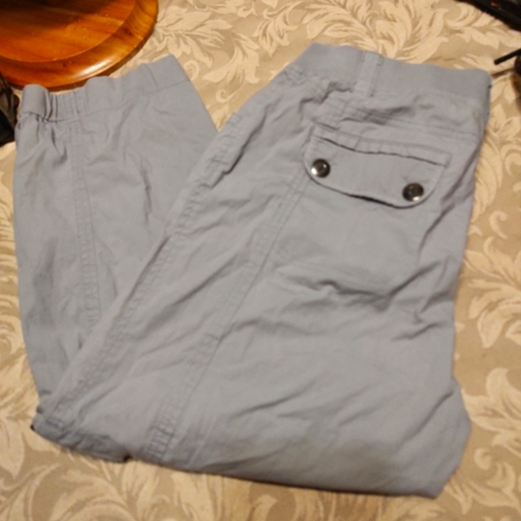 Chico's Pants - ▪️🩶▪️Marvelous Chico's Dove Grey Cargo Utility Capri Pants - 4 (0 Chico's Size)